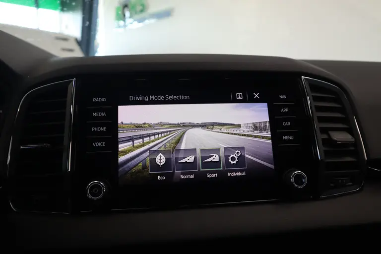 Skoda Karoq 1.5 TSI ACT Sportline Business Navigatie Schaal stoelen VCP 2 Jaar garantie mogelijk* ( vraag naar de voorwaarde) afbeelding 20