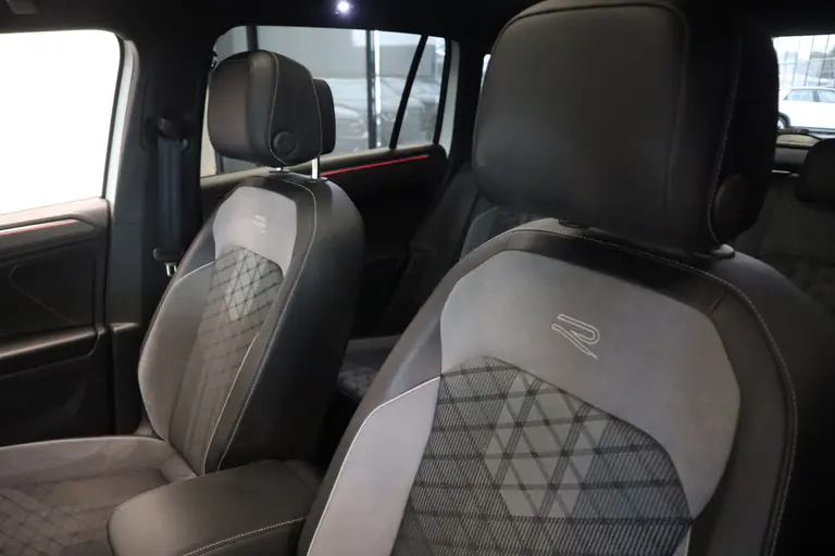 Volkswagen Tiguan 1.5 TSI R-Line Business+ BlackStyle Panoramadak IQ-light Harman/Kardon afbeelding 13