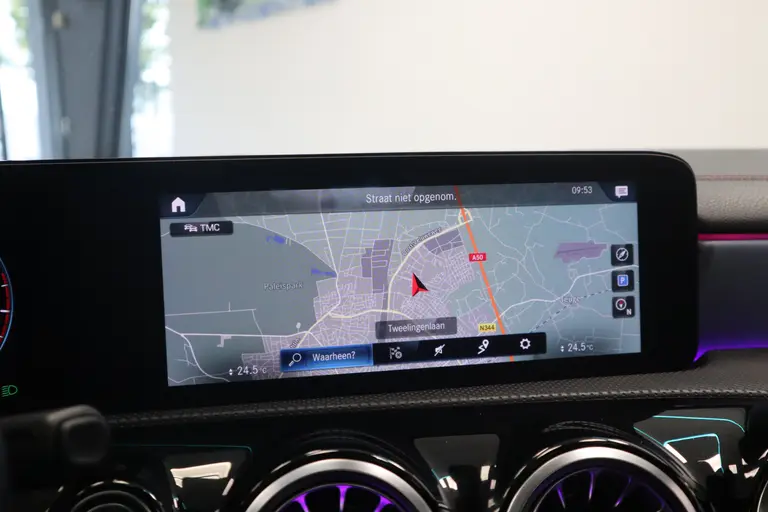 Mercedes-Benz CLA-Klasse 180 AMG Business Solution Luxery Sfeer verlichting Panoramadak, Ambi light, Navigatie, 18LMV, Matte kleur * 2e Paasdag zijn wij geopend van 12:00 tot 17:00uur! * afbeelding 16