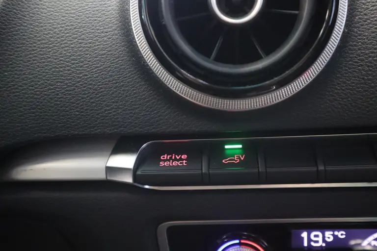 Audi A3 Sportback 1.4 e-tron PHEV Ambition Pro Line plus Cruise/Climate Navi Panoramadak 18''LM Trekhaak afbeelding 17