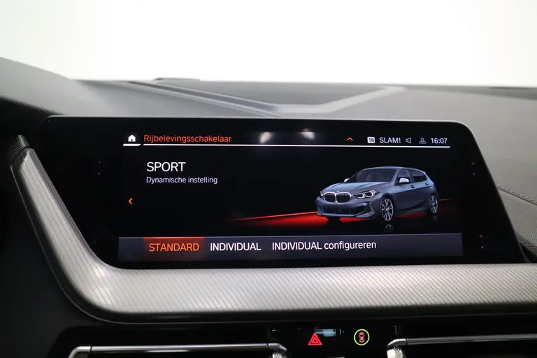 BMW 1-serie M135i xDrive High Executive Edition 306PK Headup Display Sportuitlaat Navigatie PDC VCP Cruise Control 19LMV  Volleder interieur Schaal stoelen 2 Jaar garantie mogelijk* ( vraag naar de voorwaarde) afbeelding 23