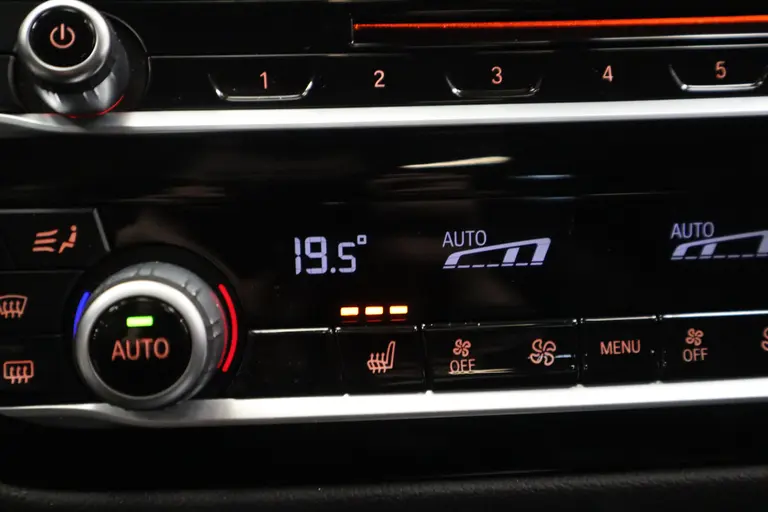 BMW 5 Serie Touring 520i High Executive Navigatie CruiseControl 18LMV Stoel / Stuur verwarming el trekhaak afbeelding 17