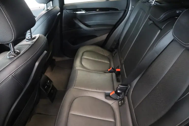BMW X1 xDrive20i Centennial High Executive M-Sport Navigatie Cruise Control 18LMV  volleder interieur  stoelverwarming * 2e Paasdag zijn wij geopend van 12:00 tot 17:00uur! * afbeelding 20