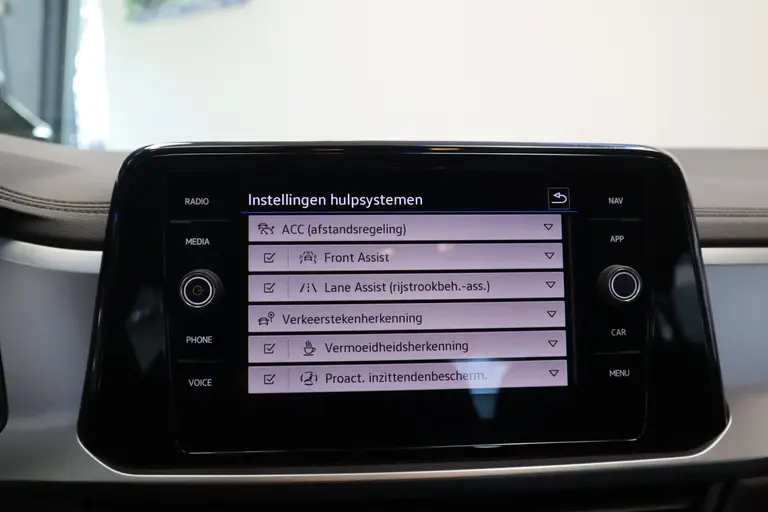 Volkswagen T-Roc 1.5 TSI Life Business Navigatie PDC 16LMV Cruise Control PDC VCP Stoelverwarming afbeelding 13