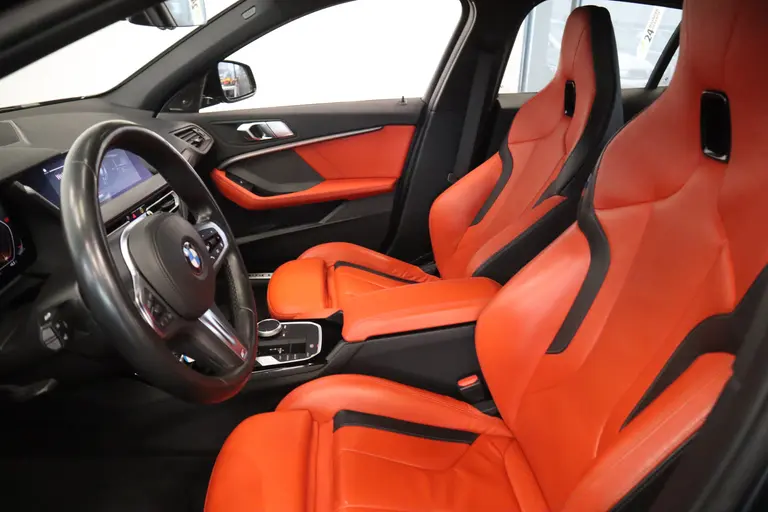 BMW 1-serie M135i xDrive High Executive Edition 306PK Headup Display Sportuitlaat Navigatie PDC VCP Cruise Control 19LMV  Volleder interieur Schaal stoelen afbeelding 8