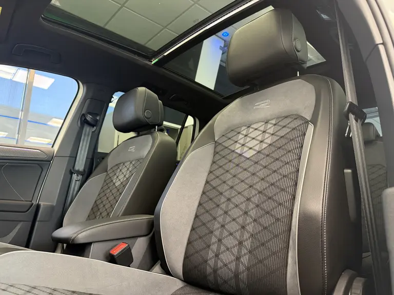 Volkswagen Tiguan 1.4 TSI eHybrid R-Line Business 245 PK Balck line Panorama ACC VCP Navigatie Sfeerverlichting afbeelding 15