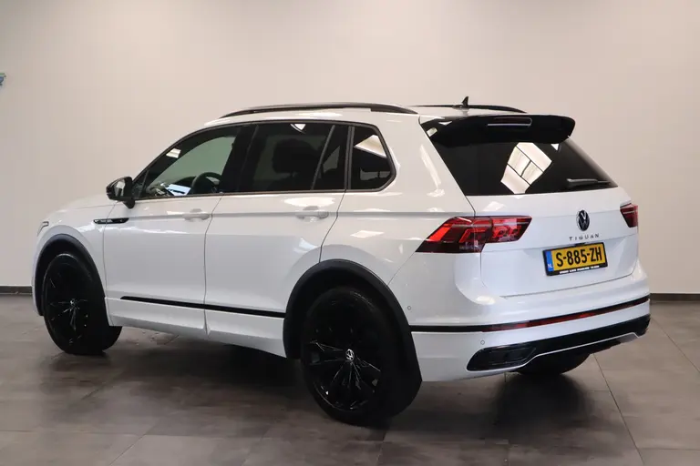 Volkswagen Tiguan 1.5 TSI R-Line Business+ BlackStyle Panoramadak IQ-light Harman/Kardon afbeelding 3