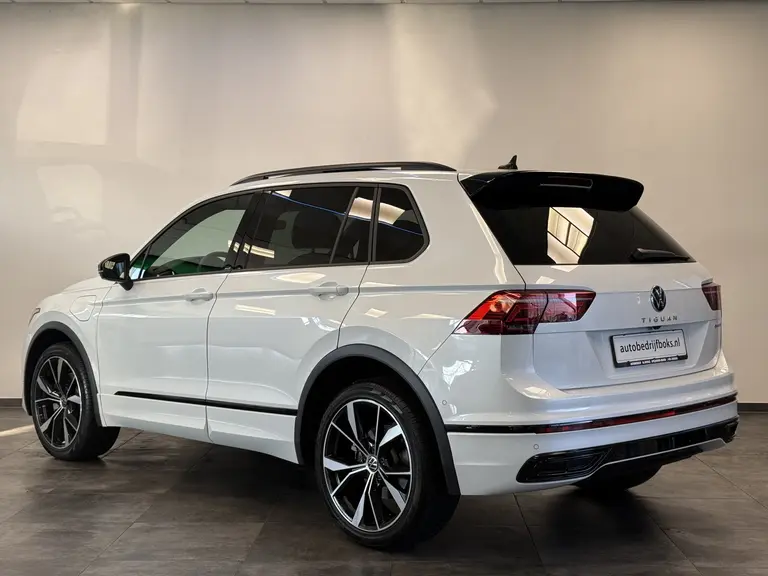 Volkswagen Tiguan 1.4 TSI eHybrid R-Line Business 245 PK Balck line Panorama ACC VCP Navigatie Sfeerverlichting afbeelding 3