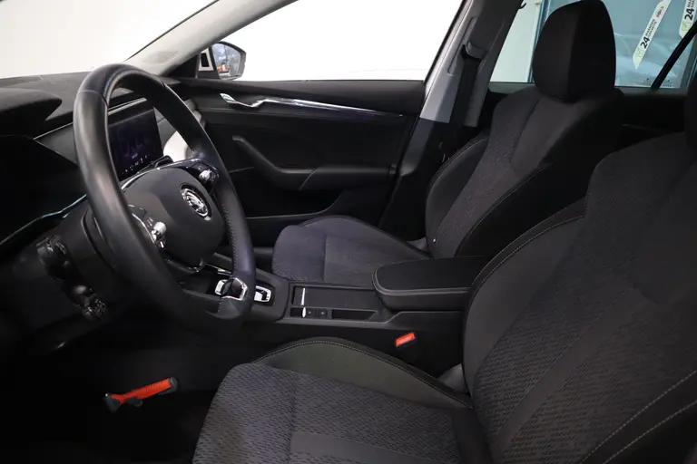 Skoda Octavia Combi 1.0 e-TSI Business Edition Plus Navigatie Cruise Control  Sfeerverlichting 17LMV lane Assist 2 Jaar garantie mogelijk* ( vraag naar de voorwaarde) afbeelding 10