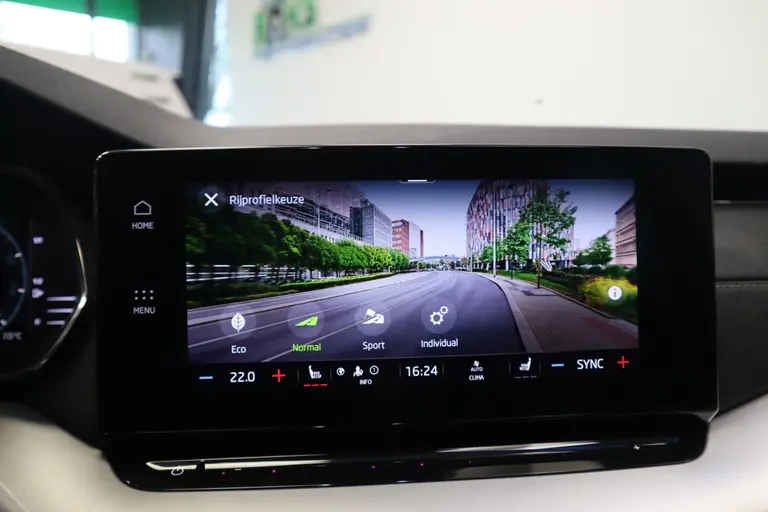 Skoda Octavia Combi 1.0 e-TSI Business Edition Plus Navigatie Cruise Control  Sfeerverlichting 17LMV lane Assist 2 Jaar garantie mogelijk* ( vraag naar de voorwaarde) afbeelding 15