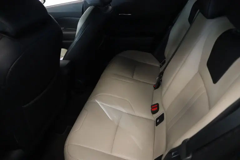 Toyota C-HR 1.8 Hybrid Bi-Tone Keyless Go & Start afbeelding 18