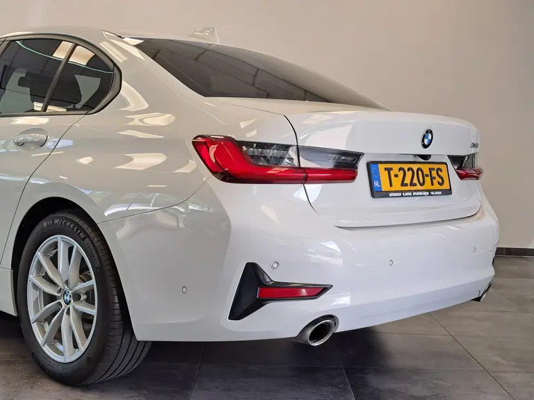 BMW 3 Serie 318i Executive Navigatie Clima Cruise PDC LM 157 PK! afbeelding 8