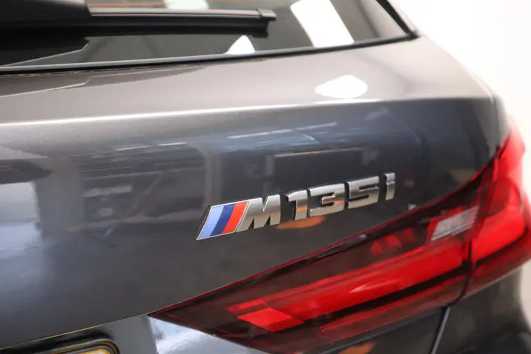 BMW 1-serie M135i xDrive High Executive Edition 306PK Headup Display Sportuitlaat Navigatie PDC VCP Cruise Control 19LMV  Volleder interieur Schaal stoelen 2 Jaar garantie mogelijk* ( vraag naar de voorwaarde) afbeelding 5
