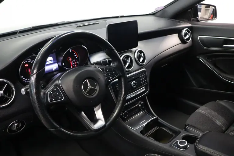 Mercedes-Benz CLA-Klasse Shooting Brake 180 Business Solution Navigatie CruiseControl 18'lmv afbeelding 9