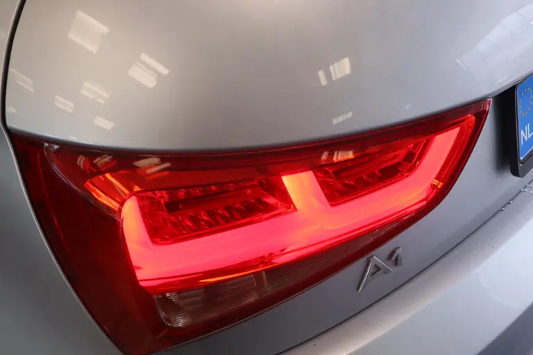 Audi A1 Sportback 1.2 TFSI Sport Edition 5-Drs. Navigatie Panoramadak afbeelding 5