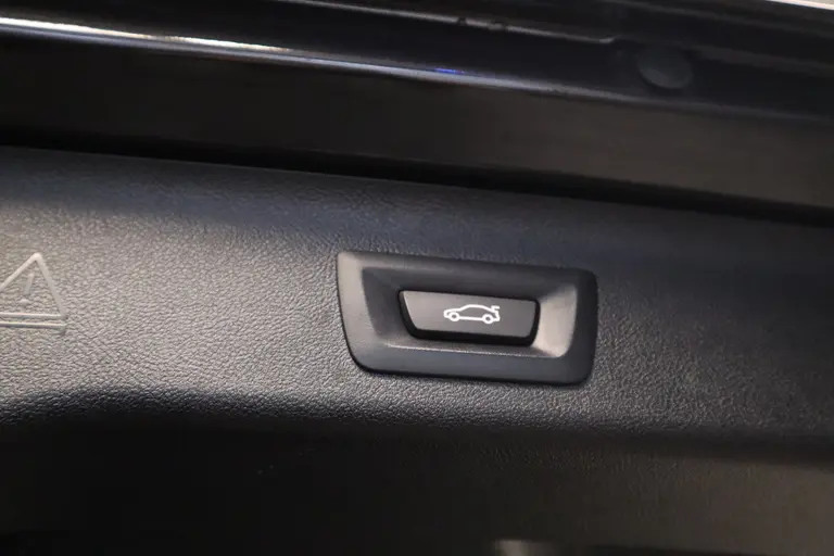 BMW 5 Serie Touring 520i High Executive Navigatie CruiseControl 18LMV Stoel / Stuur verwarming el trekhaak afbeelding 8