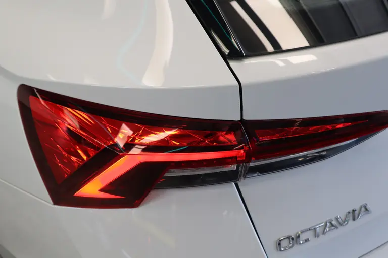 Skoda Octavia Combi 1.4 TSI iV PHEV Business Edition Panoramadak Navigatie Full-led afbeelding 7