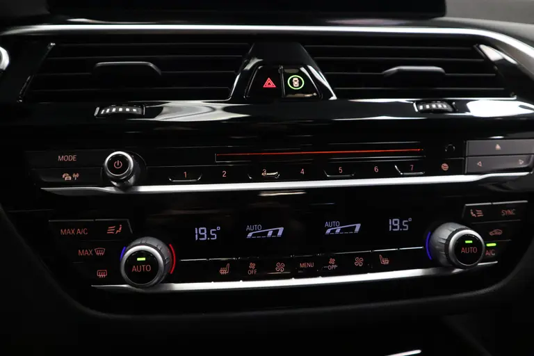 BMW 5 Serie Touring 520i High Executive Navigatie CruiseControl 18LMV Stoel / Stuur verwarming el trekhaak afbeelding 16