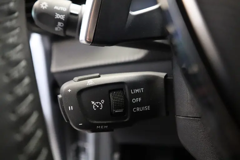 Peugeot 208 Hybrid 100 e-DCS6 Allure Navigatie Climate Control Cruise Control afbeelding 11