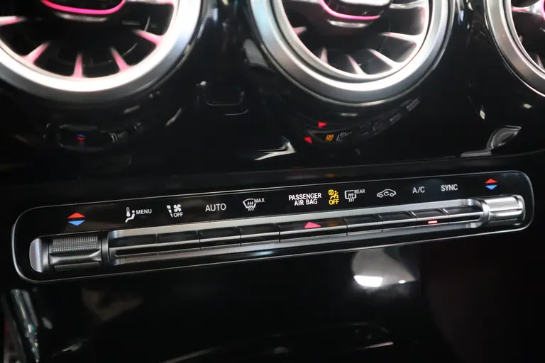 Mercedes-Benz CLA-Klasse 180 AMG Business Solution Luxery Sfeer verlichting Panoramadak, Ambi light, Navigatie, 18LMV, Matte kleur * 2e Paasdag zijn wij geopend van 12:00 tot 17:00uur! * afbeelding 14