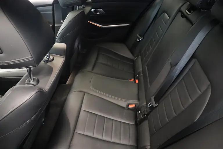 BMW 3-serie 330e High Executive Schuif/kanteldak ACC PDC Navi Co-Pilot HI-FI Laser Led Head-up Leder 20''LM M-Performance afbeelding 30