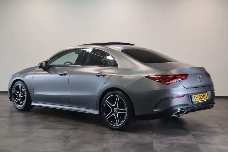 Mercedes-Benz CLA-Klasse 180 AMG Business Solution Luxery Sfeer verlichting Panoramadak, Ambi light, Navigatie, 18LMV, Matte kleur * 2e Paasdag zijn wij geopend van 12:00 tot 17:00uur! * afbeelding 3