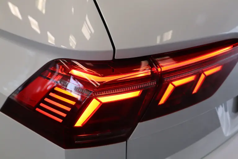 Volkswagen Tiguan 1.5 TSI R-Line Business+ BlackStyle Panoramadak IQ-light Harman/Kardon afbeelding 5