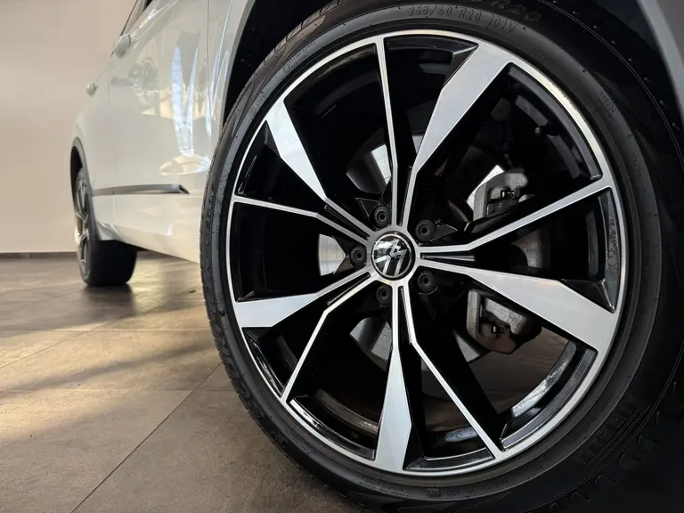 Volkswagen Tiguan 1.4 TSI eHybrid R-Line Business 245 PK Balck line Panorama ACC VCP Navigatie Sfeerverlichting afbeelding 6