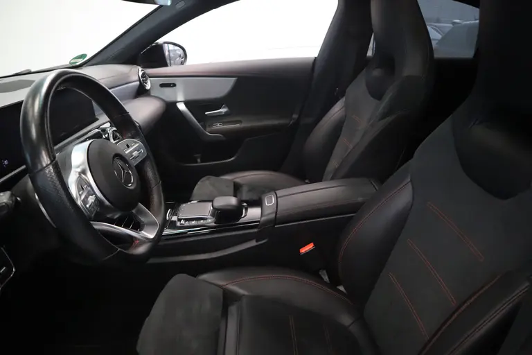 Mercedes-Benz CLA-Klasse 180 AMG Business Solution Luxery Sfeer verlichting Panoramadak, Ambi light, Navigatie, 18LMV, Matte kleur * 2e Paasdag zijn wij geopend van 12:00 tot 17:00uur! * afbeelding 9