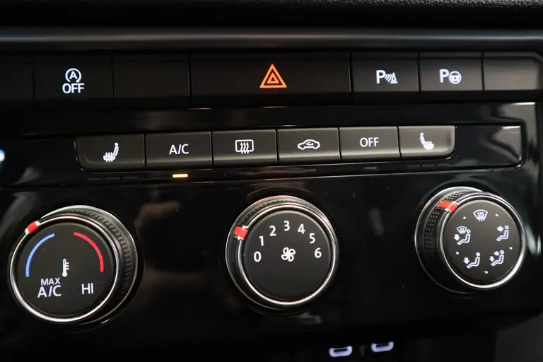Volkswagen T-Roc 1.5 TSI Life Business Navigatie PDC 16LMV Cruise Control PDC VCP Stoelverwarming afbeelding 11