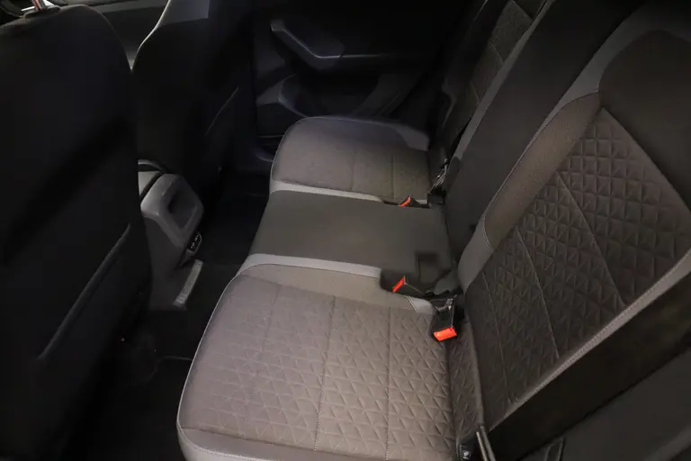 Volkswagen T-Cross 1.0 TSI Style Business R Navigatie Full-led Adaptive-cruise afbeelding 21