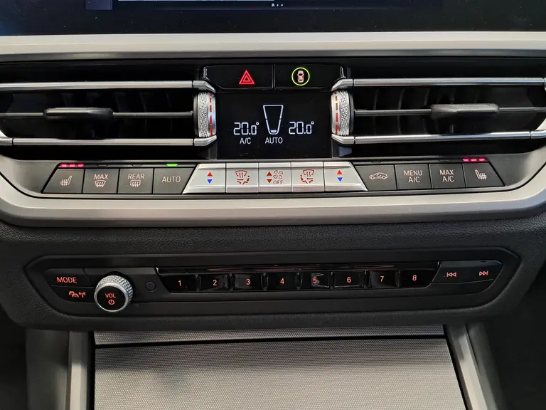 BMW 3 Serie 318i Executive Navigatie Clima Cruise PDC LM 157 PK! afbeelding 16