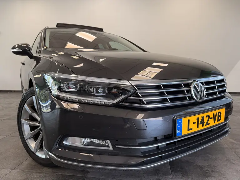Volkswagen Passat Variant 1.5 TSI Highline Panoramadak Navigatie Full-led !! 2e Pinksterdag zijn wij geopend van 12.00 tot 17.00u !! afbeelding 4