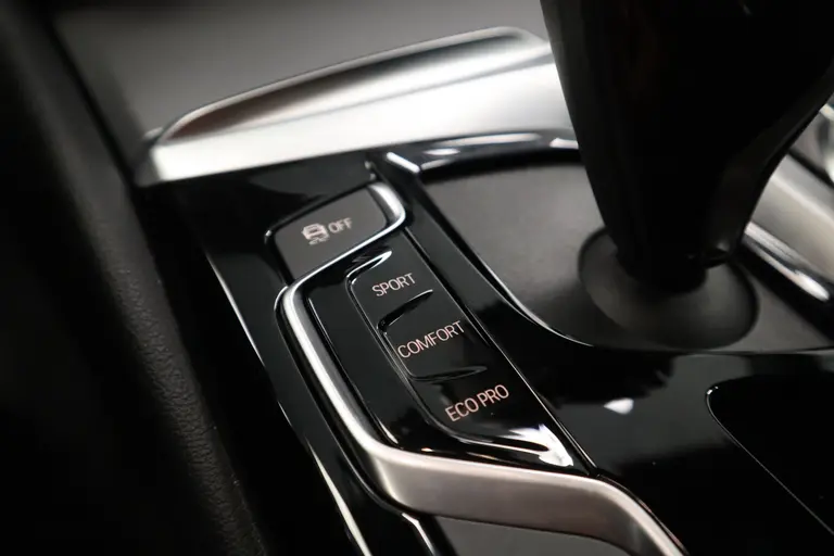 BMW 5 Serie 520i Corporate Lease High Executive Connect drive Navigatie PDC Cruise Control 18LMV Vol Leder afbeelding 21