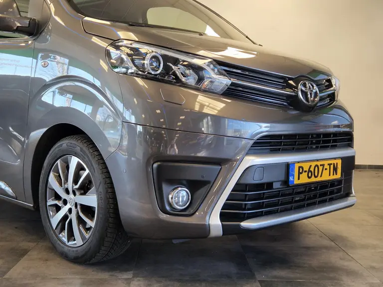 Toyota ProAce Verso 2.0 D-4D Executive VIP Long 7-Persoons Panoramadak Navigatie * 2e Paasdag zijn wij geopend van 12:00 tot 17:00uur! * afbeelding 3