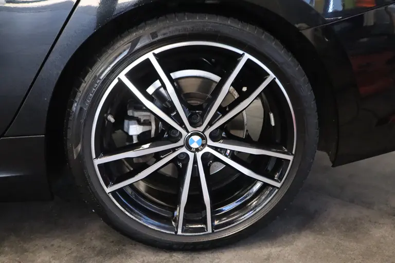 BMW 3 Serie Touring 320i High Executive Edition 184pk Navigatie Luxe Volleder Cruise Control Stoelverwarming sfeerverlichting afbeelding 4