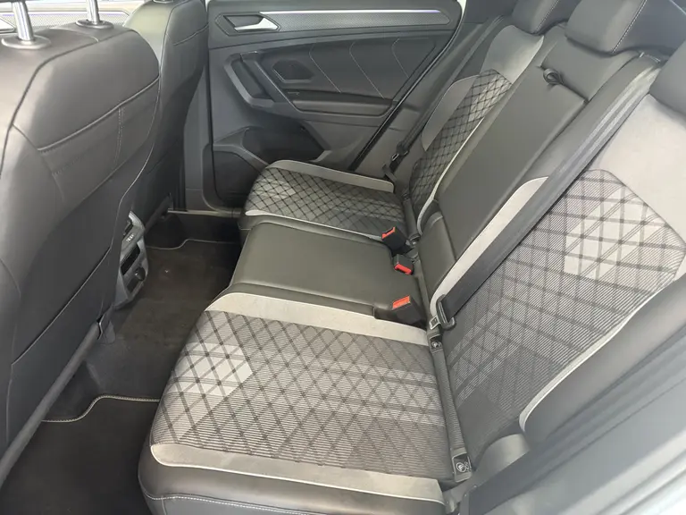 Volkswagen Tiguan 1.4 TSI eHybrid R-Line Business 245 PK Balck line Panorama ACC VCP Navigatie Sfeerverlichting afbeelding 21