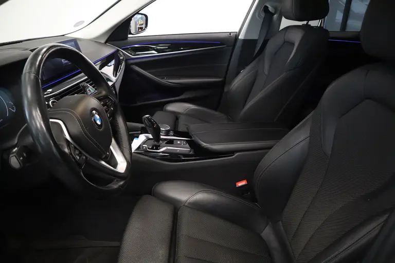 BMW 5 Serie Touring 520i High Executive Navigatie CruiseControl 18LMV Stoel / Stuur verwarming el trekhaak afbeelding 9