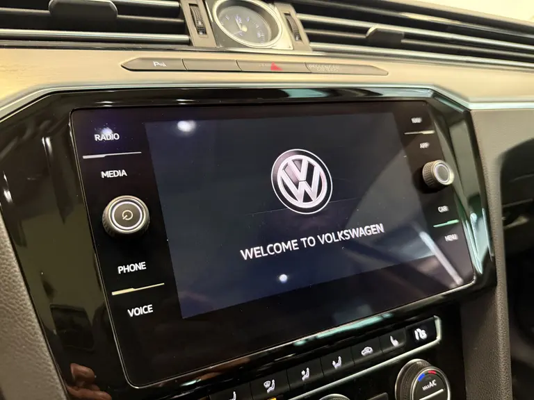 Volkswagen Passat Variant 1.5 TSI Highline Panoramadak Navigatie Full-led !! 2e Pinksterdag zijn wij geopend van 12.00 tot 17.00u !! afbeelding 22