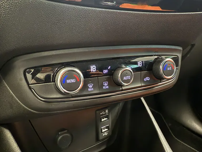 Opel Crossland X 1.2 Turbo 120 Jaar Edition Navigatie CruiseControl 17'lmv !! 2e Pinksterdag zijn wij geopend van 12.00 tot 17.00u !! afbeelding 13