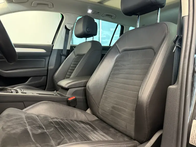 Volkswagen Passat Variant 1.5 TSI Highline Panoramadak Navigatie Full-led !! 2e Pinksterdag zijn wij geopend van 12.00 tot 17.00u !! afbeelding 16