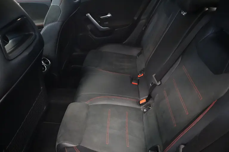 Mercedes-Benz CLA-Klasse 180 AMG Business Solution Luxery Sfeer verlichting Panoramadak, Ambi light, Navigatie, 18LMV, Matte kleur * 2e Paasdag zijn wij geopend van 12:00 tot 17:00uur! * afbeelding 25