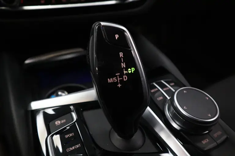 BMW 5 Serie Touring 520i High Executive Navigatie CruiseControl 18LMV Stoel / Stuur verwarming el trekhaak afbeelding 18