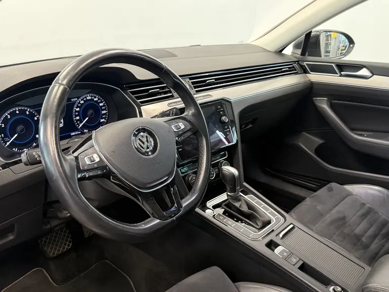 Volkswagen Passat Variant 1.5 TSI Highline Panoramadak Navigatie Full-led !! 2e Pinksterdag zijn wij geopend van 12.00 tot 17.00u !! afbeelding 7