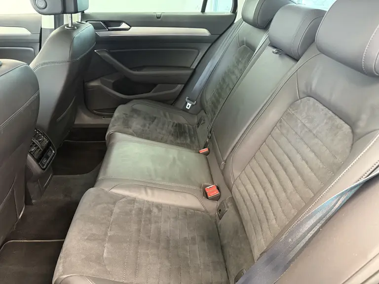 Volkswagen Passat Variant 1.5 TSI Highline Panoramadak Navigatie Full-led !! 2e Pinksterdag zijn wij geopend van 12.00 tot 17.00u !! afbeelding 15