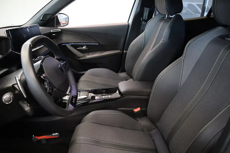 Peugeot 2008 1.2 PureTech 130 GT Dab+ PDC  VCP 17LMV  130PK Navigatie 24 maanden garantie mogelijk (*vraag naar de voorwaarden) afbeelding 9