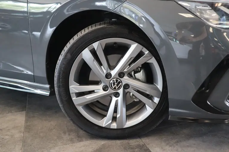 Volkswagen Golf 1.5 eTSI R-Line 2x Sfeerverlichting Full-led Adaptive-Cruise afbeelding 4