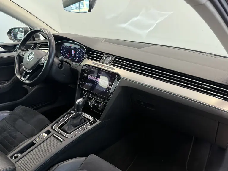 Volkswagen Passat Variant 1.5 TSI Highline Panoramadak Navigatie Full-led !! 2e Pinksterdag zijn wij geopend van 12.00 tot 17.00u !! afbeelding 9
