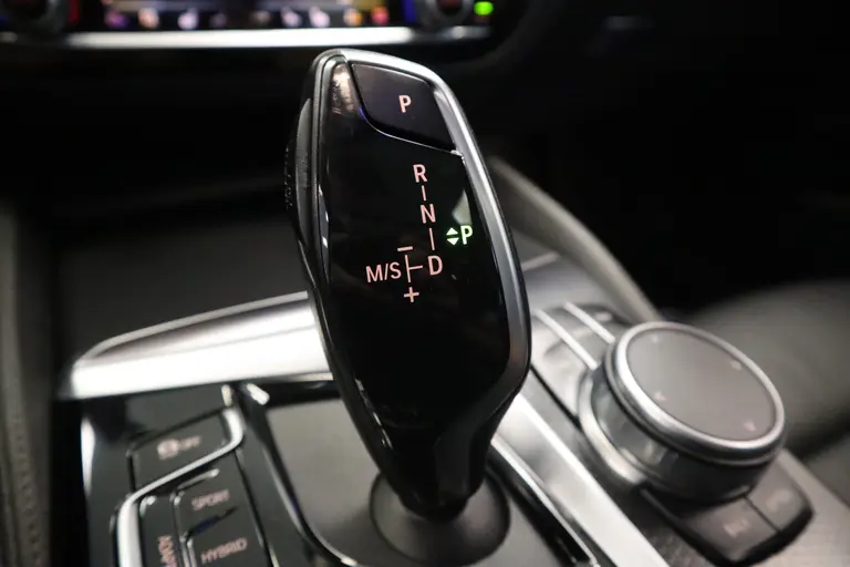 BMW 5 Serie 545e xDrive High Executive Edition M-sport Schuif/kantel dak Harman/Kardon afbeelding 19
