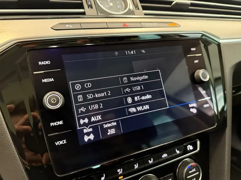 Volkswagen Passat Variant 1.5 TSI Highline Panoramadak Navigatie Full-led !! 2e Pinksterdag zijn wij geopend van 12.00 tot 17.00u !! afbeelding 24